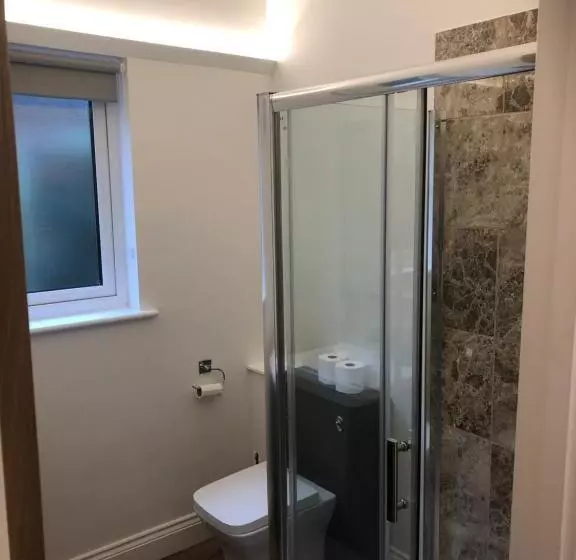 Unique One Bed Contemporary Bungalow Town Centre