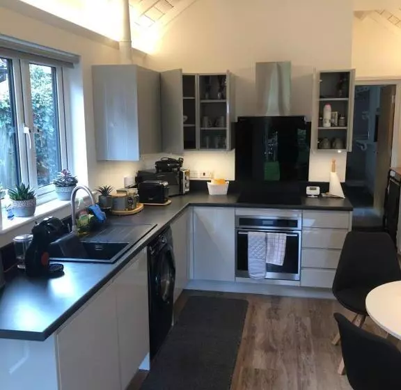 Unique One Bed Contemporary Bungalow Town Centre