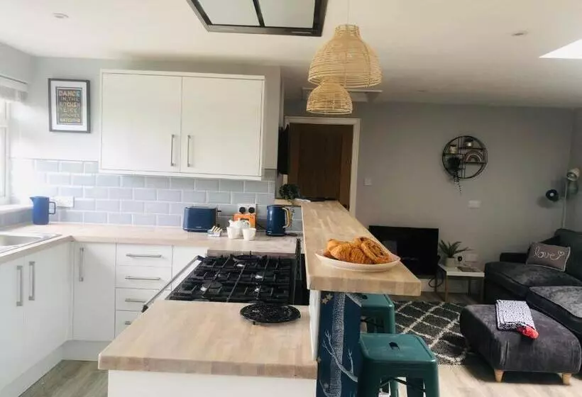 Detached, Peaceful, Spacious With Easy Access And Very Large Garden