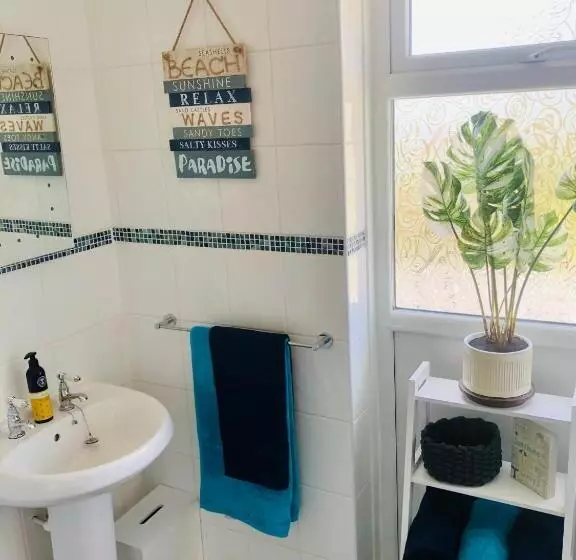 Detached, Peaceful, Spacious With Easy Access And Very Large Garden