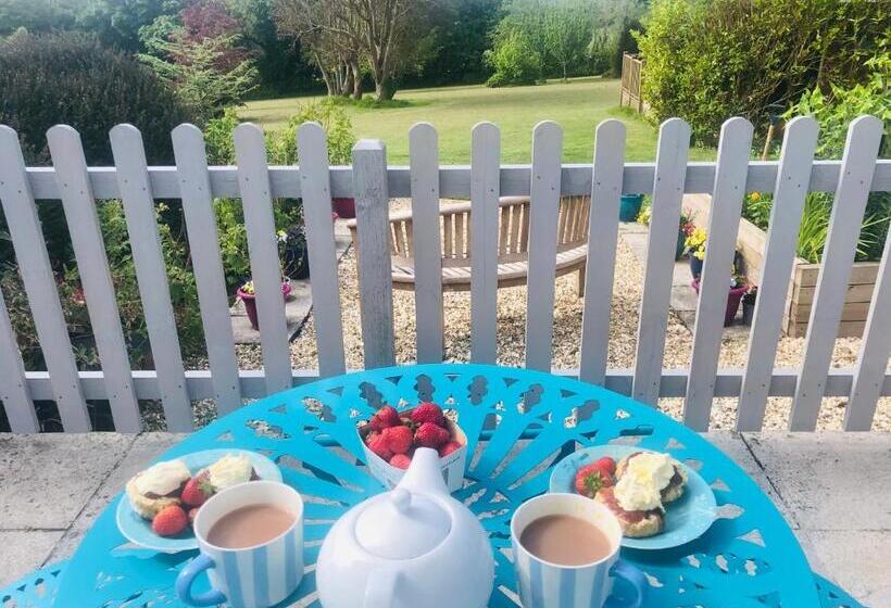 Detached, Peaceful, Spacious With Easy Access And Very Large Garden