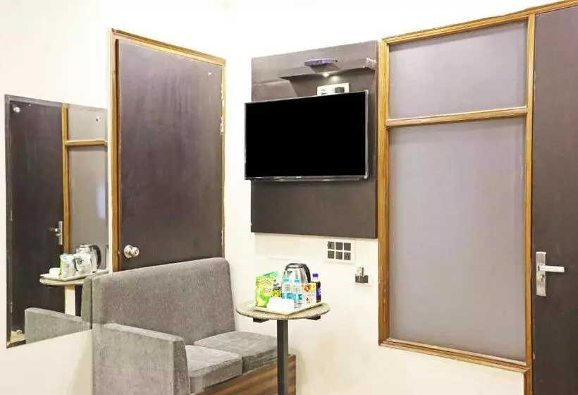 هتل Gl Suites Near Delhi Airport