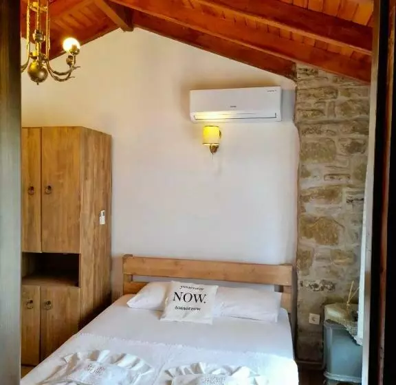 Sari Keçi̇ Taş Otel