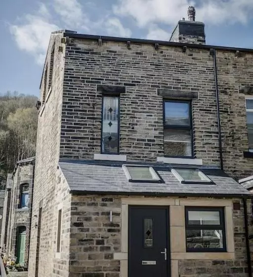 Sleeps 6 4 Bedrooms 2 Minute Walk To The Square Hosted Happy Valley Cast