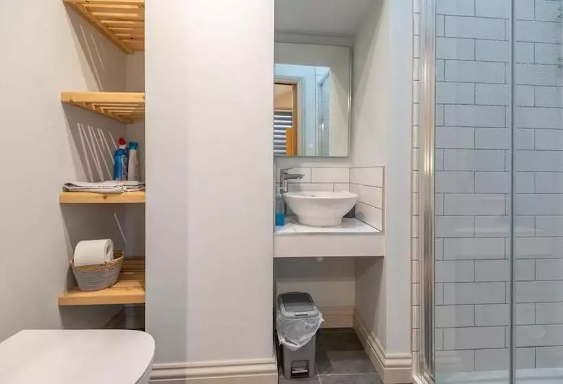 Sleeps 6 4 Bedrooms 2 Minute Walk To The Square Hosted Happy Valley Cast