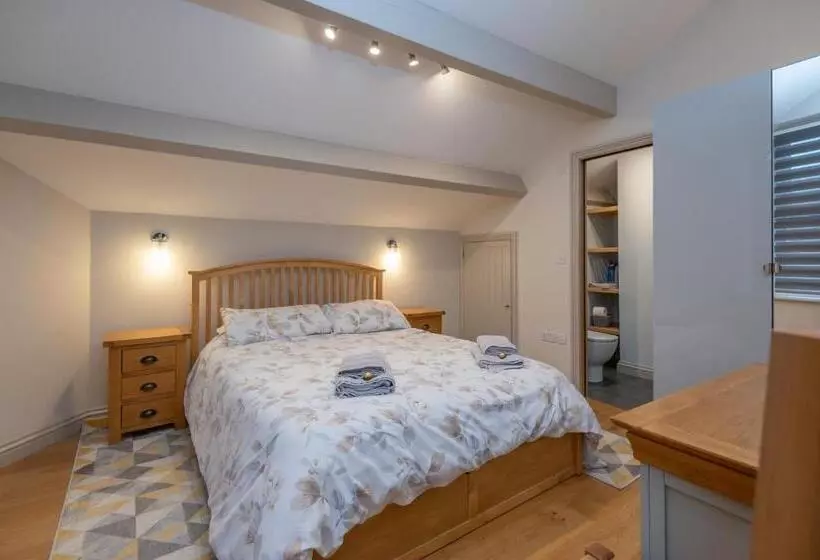 Sleeps 6 4 Bedrooms 2 Minute Walk To The Square Hosted Happy Valley Cast