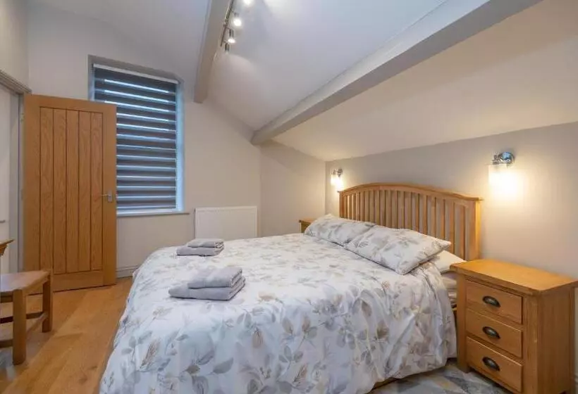 Sleeps 6 4 Bedrooms 2 Minute Walk To The Square Hosted Happy Valley Cast