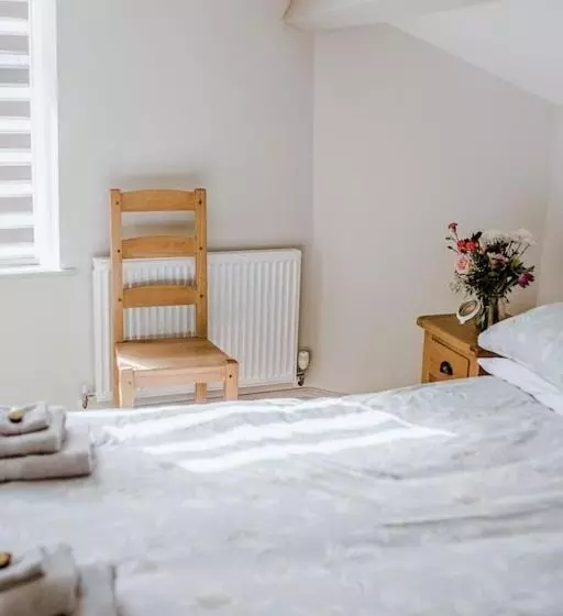 Sleeps 6 4 Bedrooms 2 Minute Walk To The Square Hosted Happy Valley Cast