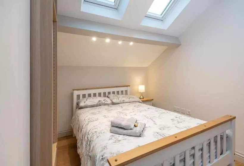 Sleeps 6 4 Bedrooms 2 Minute Walk To The Square Hosted Happy Valley Cast