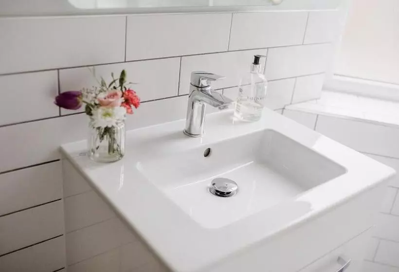 Sleeps 6 4 Bedrooms 2 Minute Walk To The Square Hosted Happy Valley Cast