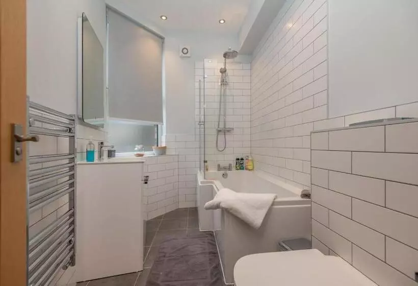 Sleeps 6 4 Bedrooms 2 Minute Walk To The Square Hosted Happy Valley Cast