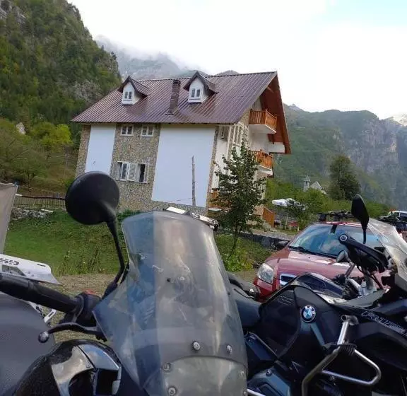 Aamiaismajoitus (B&B) Bujtina Tinari Theth