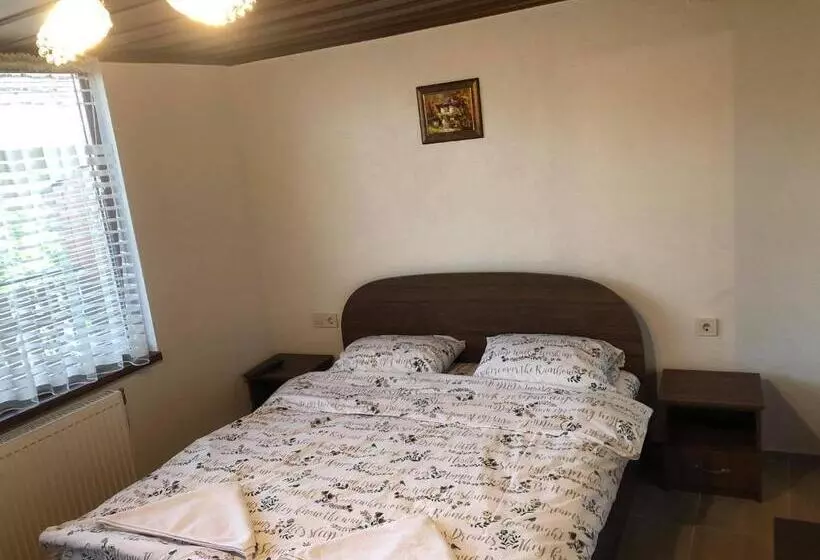 Majatalo къща за гости градината