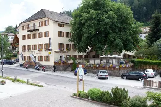 Пансион Gasthof Zum Weissen Rössl