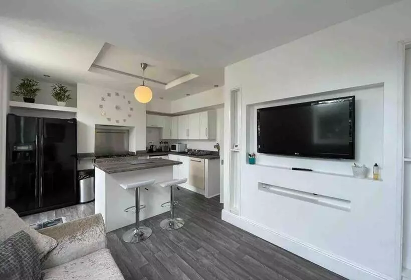 2 Bed Sleeps 6 Beach Retreat St Annes On Sea