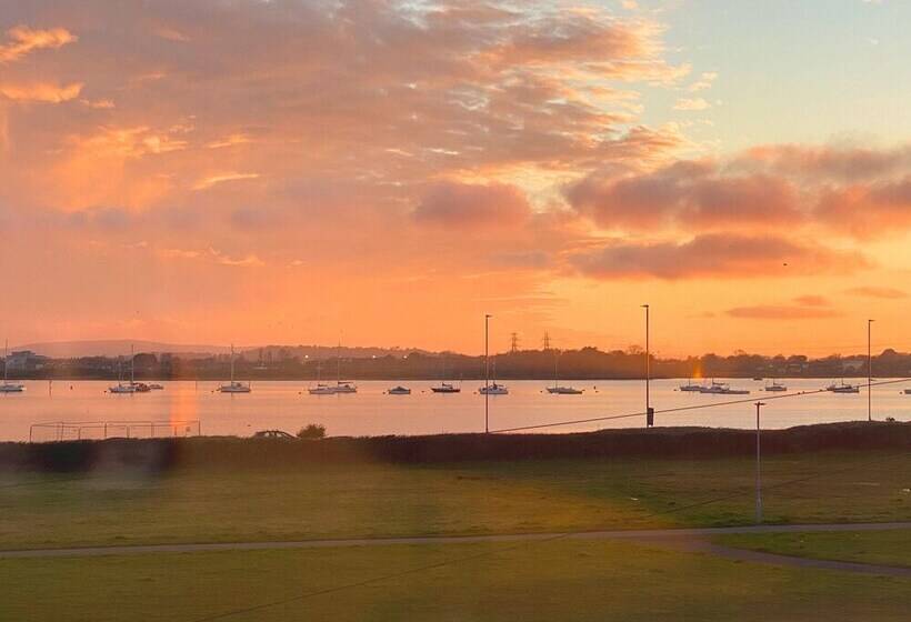 Zen Garden Cottage   Patio & Parking By The Bay