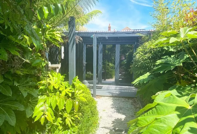 Zen Garden Cottage   Patio & Parking By The Bay
