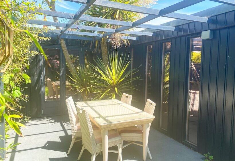 Zen Garden Cottage   Patio & Parking By The Bay