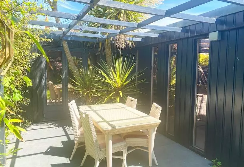 Zen Garden Cottage   Patio & Parking By The Bay