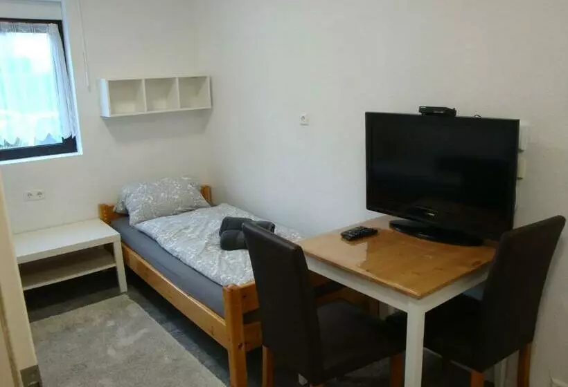 Cenet 1 Zimmer Apartment