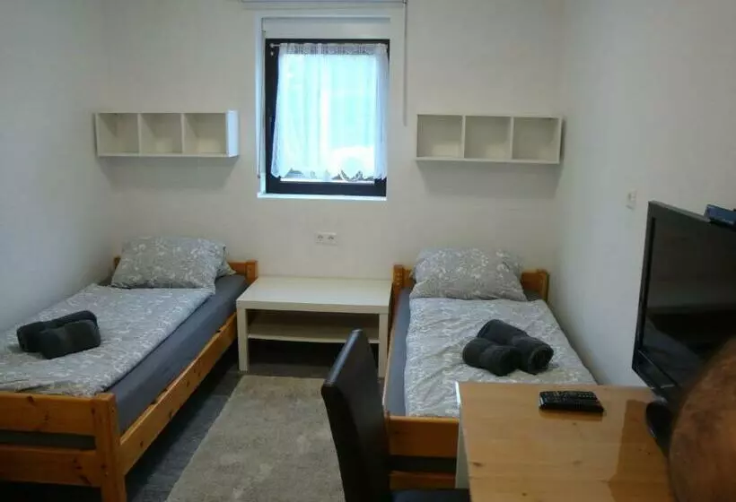 Cenet 1 Zimmer Apartment