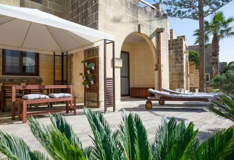 Luzzu   Family Friendly Maisonette
