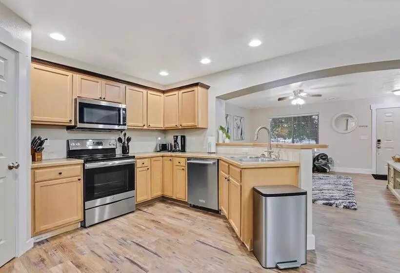 Newly Remodeled Private Home Sleeps 16