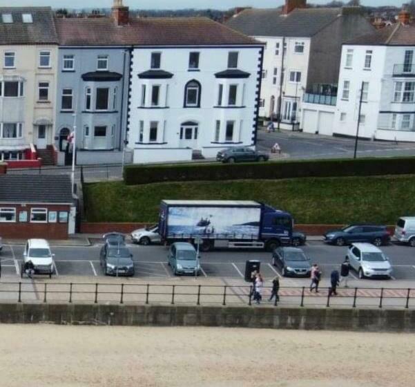 Eastcliffe Penthouse, 2 Beds & Bathrooms With Parking