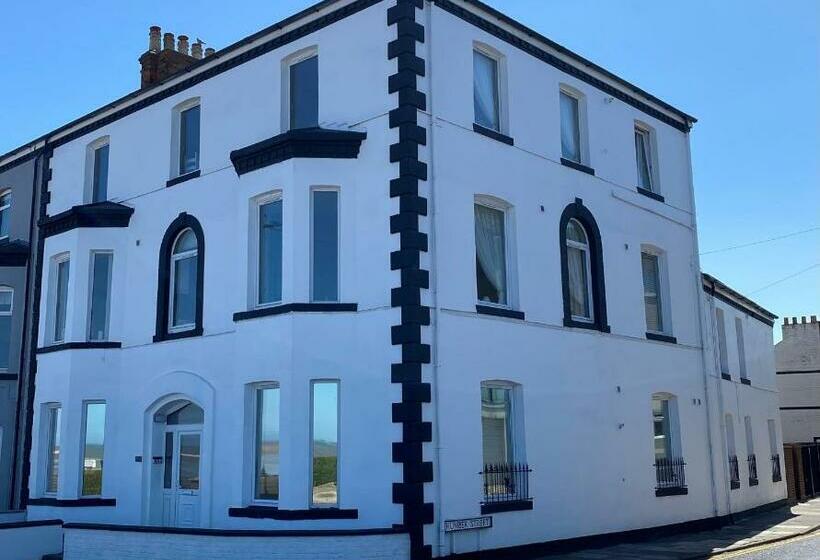 Eastcliffe Penthouse, 2 Beds & Bathrooms With Parking