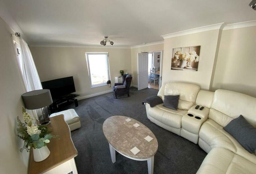 Eastcliffe Penthouse, 2 Beds & Bathrooms With Parking