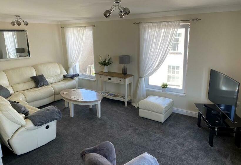 Eastcliffe Penthouse, 2 Beds & Bathrooms With Parking
