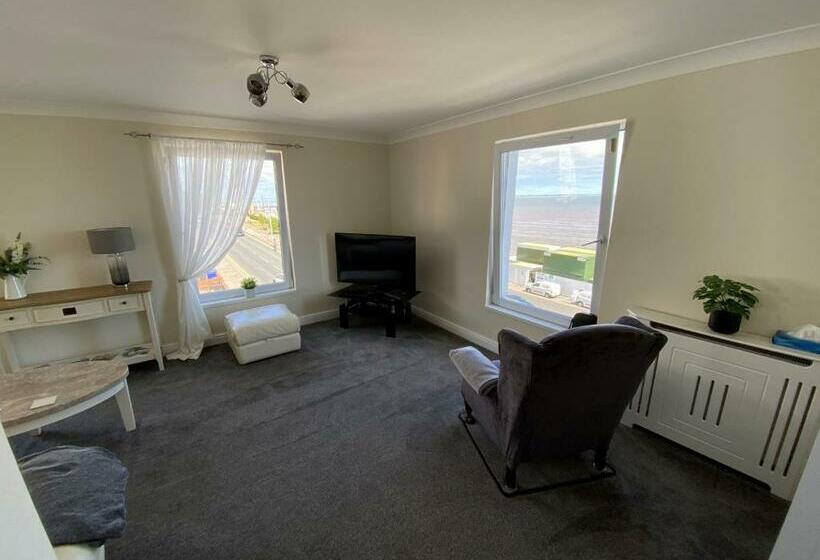 Eastcliffe Penthouse, 2 Beds & Bathrooms With Parking