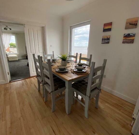 Eastcliffe Penthouse, 2 Beds & Bathrooms With Parking