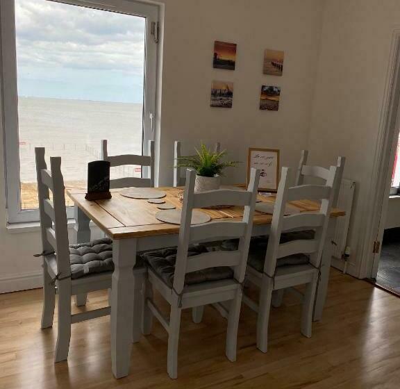 Eastcliffe Penthouse, 2 Beds & Bathrooms With Parking