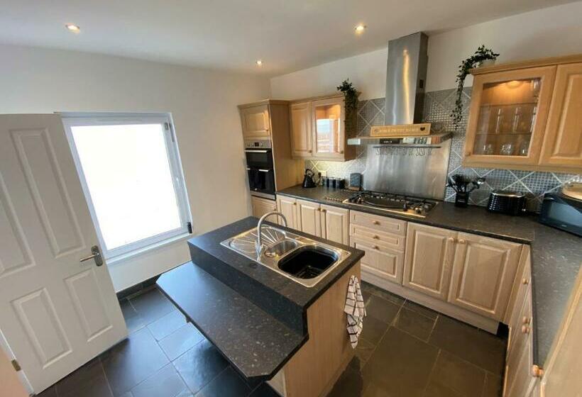 Eastcliffe Penthouse, 2 Beds & Bathrooms With Parking