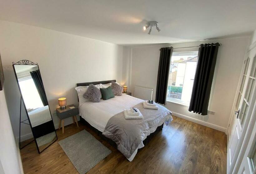 Eastcliffe Penthouse, 2 Beds & Bathrooms With Parking