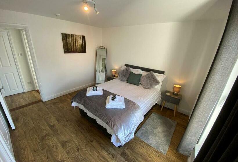 Eastcliffe Penthouse, 2 Beds & Bathrooms With Parking