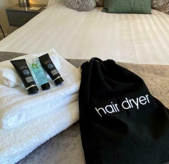 Eastcliffe Penthouse, 2 Beds & Bathrooms With Parking