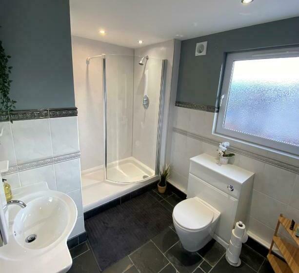 Eastcliffe Penthouse, 2 Beds & Bathrooms With Parking