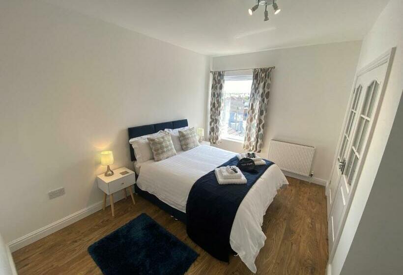 Eastcliffe Penthouse, 2 Beds & Bathrooms With Parking