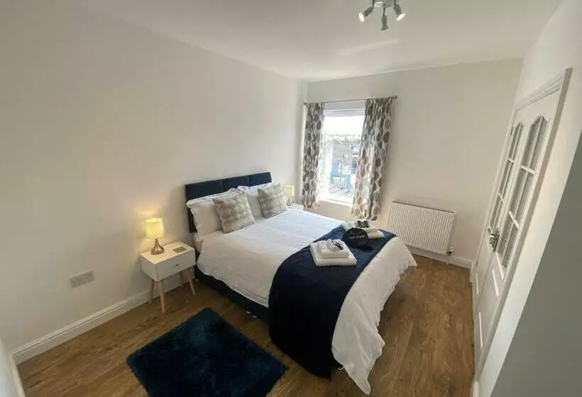 Eastcliffe Penthouse, 2 Beds & Bathrooms With Parking
