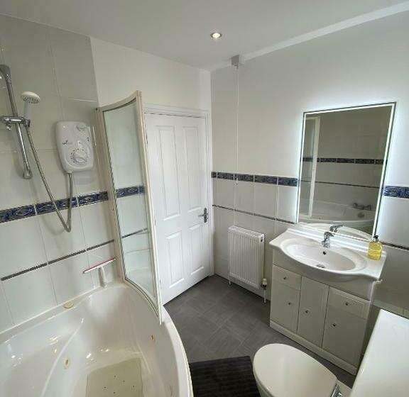 Eastcliffe Penthouse, 2 Beds & Bathrooms With Parking