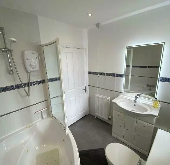 Eastcliffe Penthouse, 2 Beds & Bathrooms With Parking