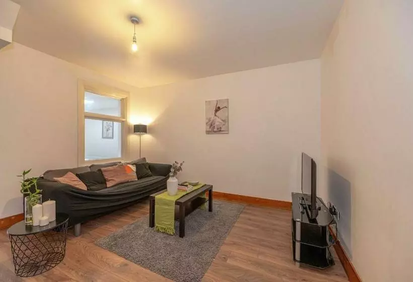 Beautiful 4 Bedrooms House, 7 Walk To Train Station