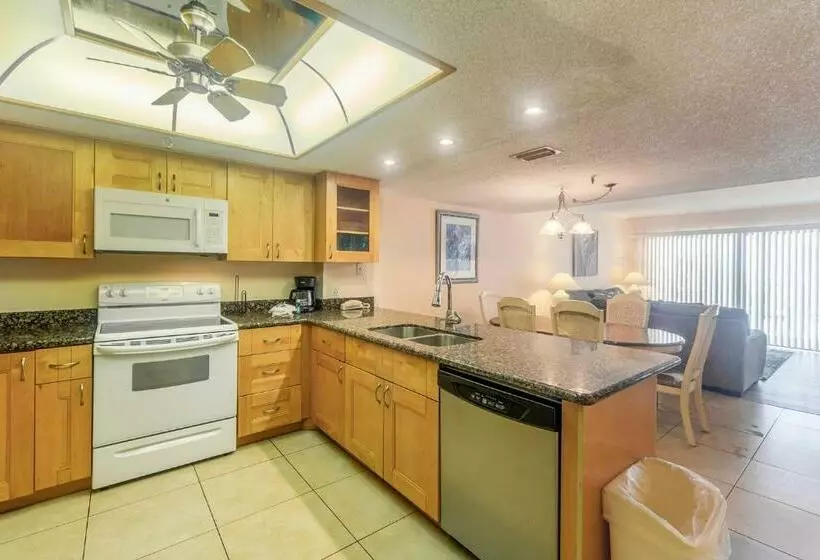 #208 Beach Place Condos