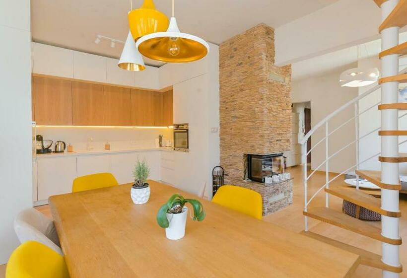 Designer Maisonette With Top Central Location