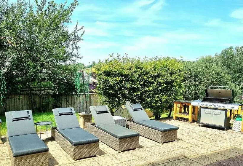 Exquisite 10 Bed Villa Hot Tub And Games Room