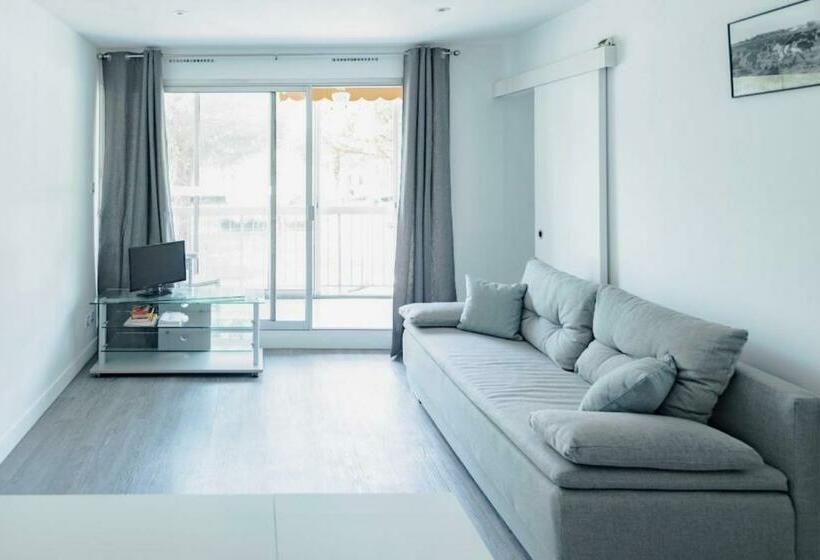 Nice 40m Refurbished Near Center And The Beach