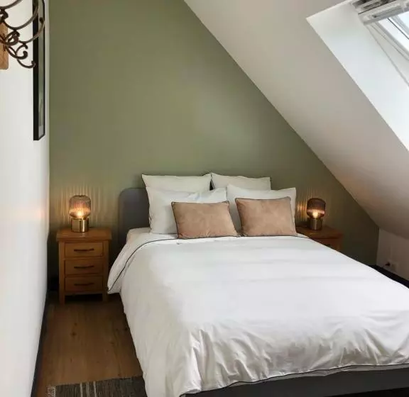 Sur Les Hauteurs De Locronan