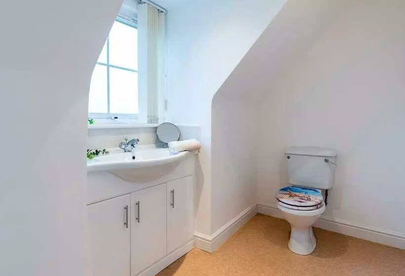 Large Family Property & Central Location & Free Parking